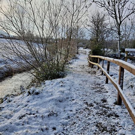 Riverside Cabin Limerick Junction Eksteriør bilde