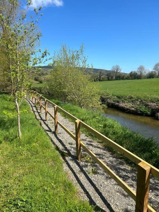 Riverside Cabin Limerick Junction Eksteriør bilde