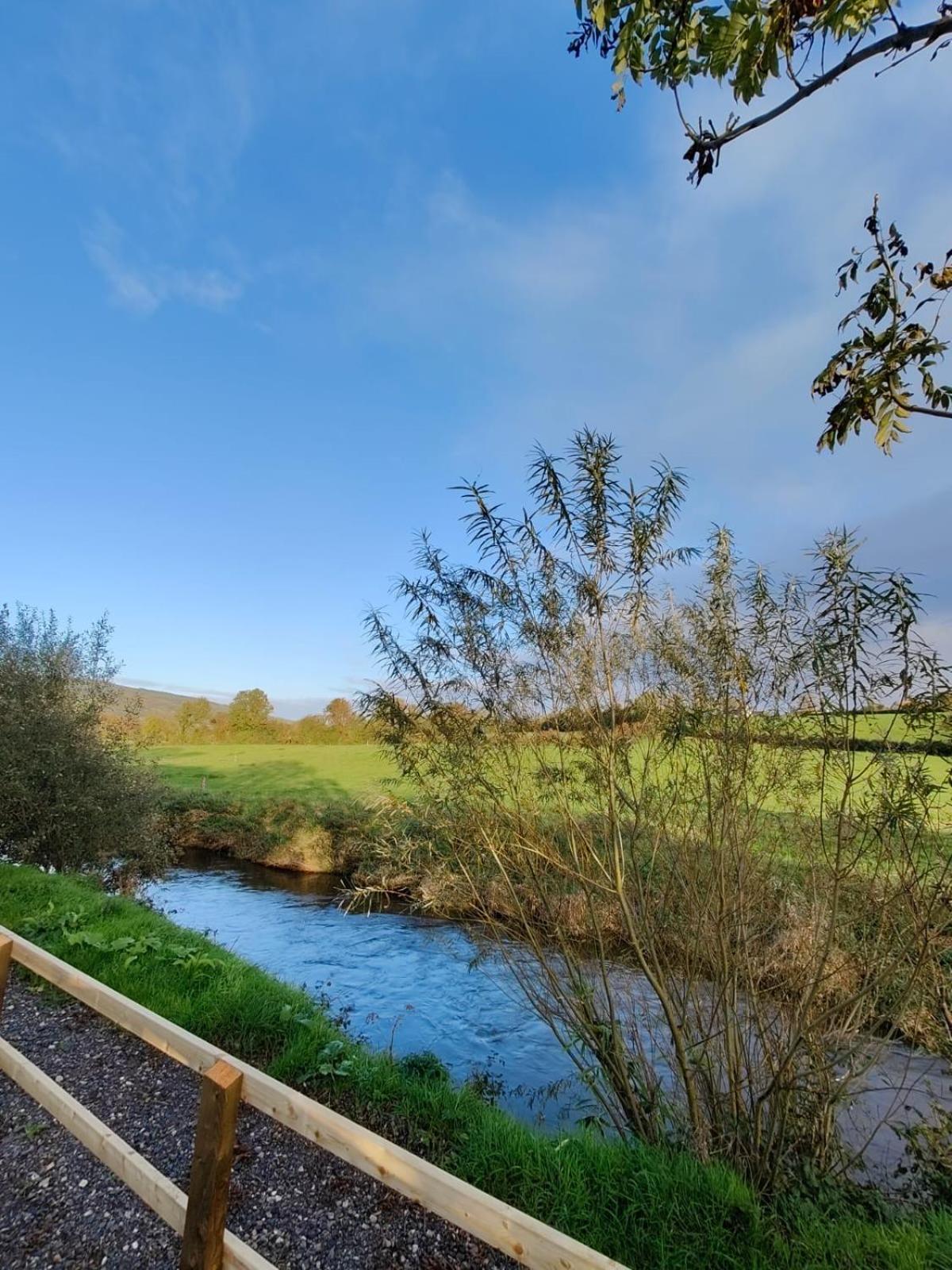 Riverside Cabin Limerick Junction Eksteriør bilde